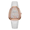 Dettaglio cassa dell'orologio a scudo oro rosa con cristalli e cinturino in pelle bianca - Bianco