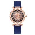 Dettaglio macro del quadrante floreale con diamanti e cassa oro rosa dell'orologio - Blu