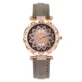 Dettaglio dell'orologio da donna con quadrante a fiori di strass e cinturino grigio - Grigio