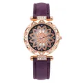 Primer plano de reloj de cuarzo para mujer con esfera floral violeta y diamantes - Púrpura