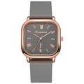 Dettaglio orologio quadrato oro rosa con numeri romani e cinturino in silicone - Grigio