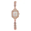 Gros plan sur la montre à quartz carrée or rose avec lunette sertie et bracelet strass - Or rose