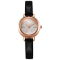 Elegante Damen Quarzuhr mit Roségold Gehäuse und schwarzem Lederarmband auf weißem Grund - Schwarz