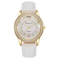Vista de detalle del reloj de cuero blanco con bisel de pedrería y números árabes oro - Blanco