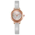 Nahaufnahme der roségoldenen Quarzuhr mit rosa Zifferblatt und schmalem Lederarmband - Weiß