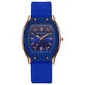 Primer plano detallado de un reloj de oro rosa en forma de tonel con correa de silicona azul - Azul
