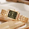 Macro di orologio dorato rettangolare con quadrante verde e cinturino a grana di riso - Quadrante Oro Verde