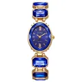 Détail d'un bracelet de montre doré orné de grandes pierres de cristal bleu foncé - Bleu