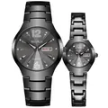 Detalle de relojes de pareja con esferas grises radiales e índices de cristal fino - Juego Pareja Negro