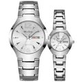 Vista detallada de relojes de pareja plateados con fecha y esfera con efecto solar - Set de Pareja Plateado