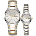 Detalle de relojes de pareja en acero inoxidable plateado y dorado con calendario - Set de Pareja Oro Blanco