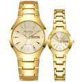 Detalle de relojes de pareja en acero inoxidable dorado con cuarzo y calendario - Set de Pareja Dorado