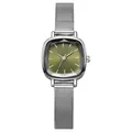 Détail d'une montre carrée argentée avec cadran vert olive soleil et bracelet maille milanaise - Vert