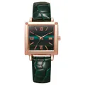 Dettaglio di un orologio quadrato in oro rosa con quadrante verde sfumato e numeri romani - Verde