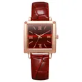 Dettaglio dell'orologio quadrato in oro rosa con quadrante rosso e cinturino in pelle - Rosso