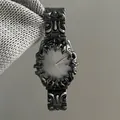 Montre gothique en métal rétro avec relief de flammes vintage et affichage de date - Argent