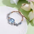 Dettaglio ravvicinato dell'orologio con cinturino di perle blu su piatto bianco - Perline Blu Cinturino Caffè Scuro Quadrante Blu Soleil