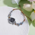 Dettaglio orologio al quarzo con perline di marmo blu e cinturino intrecciato su piatto - Perline Blu Cinturino Caffè Scuro Quadrante Nero