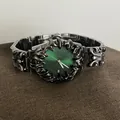 Détail macro d'une montre gothique en métal avec cadran vert dégradé et dateur - Vert Foncé