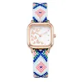 Détail d'une montre carrée en or rose avec cadran papillon et bracelet tissé - Couleur 1 (Bleu/Rose/Vert/Blanc)