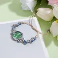 Detalle del reloj de cuentas con esfera verde esmeralda, mármol y correa tejida fina - Cuentas Azules Correa Café Claro Esfera Verde Rayos Sol