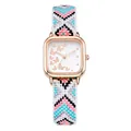 Détail montre carrée or rose avec cadran papillon et bracelet tissé coloré - Couleur 3 (Rose/Bleu Lac/Noir/Blanc)