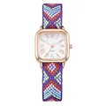Detailansicht von gewebtem lila Armband und roségoldener quadratischer Quarzuhr mit Ziffern - Lila Orange Welle (Farbe 2)
