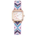 Détail du boîtier de montre carré en or rose avec papillons et bracelet tissé - Couleur 4 (Rose/Blanc/Bleu Foncé)
