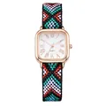 Makro-Detail einer quadratischen roségoldenen Uhr mit buntem Ethno-Stoffarmband - Rot Blau Ethnisch (Farbe 3)