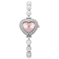 Detalle de un reloj de cuarzo para mujer con forma de corazón y pulsera de perlas blancas - Rosa Plata