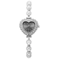 Detalle de un reloj plateado en forma de corazón con diamantes y pulsera de perlas blancas - Plata Negro
