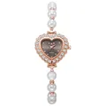 Primer plano de reloj con forma de corazón, bisel de diamantes y pulsera de perlas blancas - Negro Oro Rosa