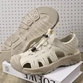 Herren-Sport-Sandalen aus Leder in Beige mit geschlossener Zehenpartie und Gummisohle - EU 40 / Cremeweiß