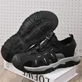 Atmungsaktive Herren Leder-Sandalen in Schwarz mit geschlossener Kappe und Schnellspanner - EU 40 / Schwarz