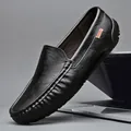 Herren Slipper aus schwarzem Leder mit Kieselprägung und seitlichem Metalldetail - 37 / Schwarz