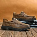 Dunkelbraune Slipper aus Leder für Herren mit rutschfester Gummisohle für den Außenbereich - 38 / Hellbraun