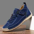 Stivali casual da uomo in pelle scamosciata blu con cuciture bianche e suola in gomma - 38 / Blu scuro
