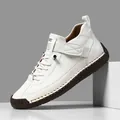 Baskets mi-hautes en cuir blanc avec semelle marron épaisse et coutures jaunes à la main - 36 / Blanc