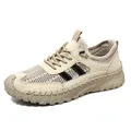 Beige heren sportschoenen van leer en mesh met ademend ontwerp en zijstrepen - Zandkleur