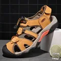 Detalle de sandalias de cuero para exterior con puntera y cordones rápidos - EU 38 / Dorado