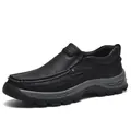 Herren Slipper aus schwarzem Echtleder mit genarbter Textur und rutschfester Gummisohle - EU 38 / Schwarz