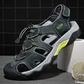 Sandalias de cuero para hombre en gris oscuro y verde lima con puntera cerrada - EU 38 / Gris