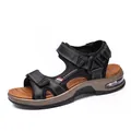 Detalle de sandalias de cuero para hombre con suela de aire y correas de velcro ajustable - 38 / Negro