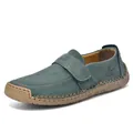 Dettaglio mocassini fatti a mano in camoscio grigio-verde con suola in gomma naturale - Verde Scuro (2522)