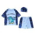 Driedelig jongensbadpak met dinosaurus top, korte broek en bijpassende badmuts voor kinderen - L (90-100cm, 26-32) / Set / Lichtblauwe Dinosauriër