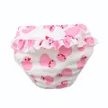 Detailansicht der Baby-Schwimmwindel mit rosa Entenmuster und Rüschen am Bund - 2XL / Unterteile / Rosa Ente