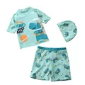 Vue détaillée du maillot de bain dinosaure 3 pièces pour garçon avec haut, short et bonnet - L / Dinosaure De La Planète Verte