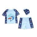 Driedelig jongens zwempak met blauwe haaienprint, bovenstuk, korte broek en badmuts - L (90-100cm, 26-32) / Set (P20-95BW Springende Haai) / Donkerblauw