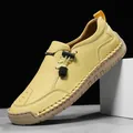 Handgemaakte heren loafers van geel leer met contraststiksels en rubberen zool - 38 / Geel