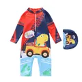Detail eines Jungen-Schwimmanzugs mit Cartoon-Dinosaurier-Print und passender Badekappe - Glückliche Reise (CM86-17MZ)